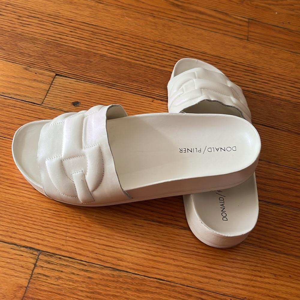 Donald Pliner slides size 8 - Picture 2 of 8